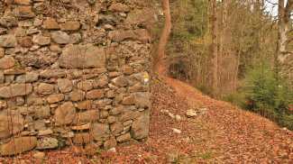 ruine  neuenburg  mauerreste  wanderweg