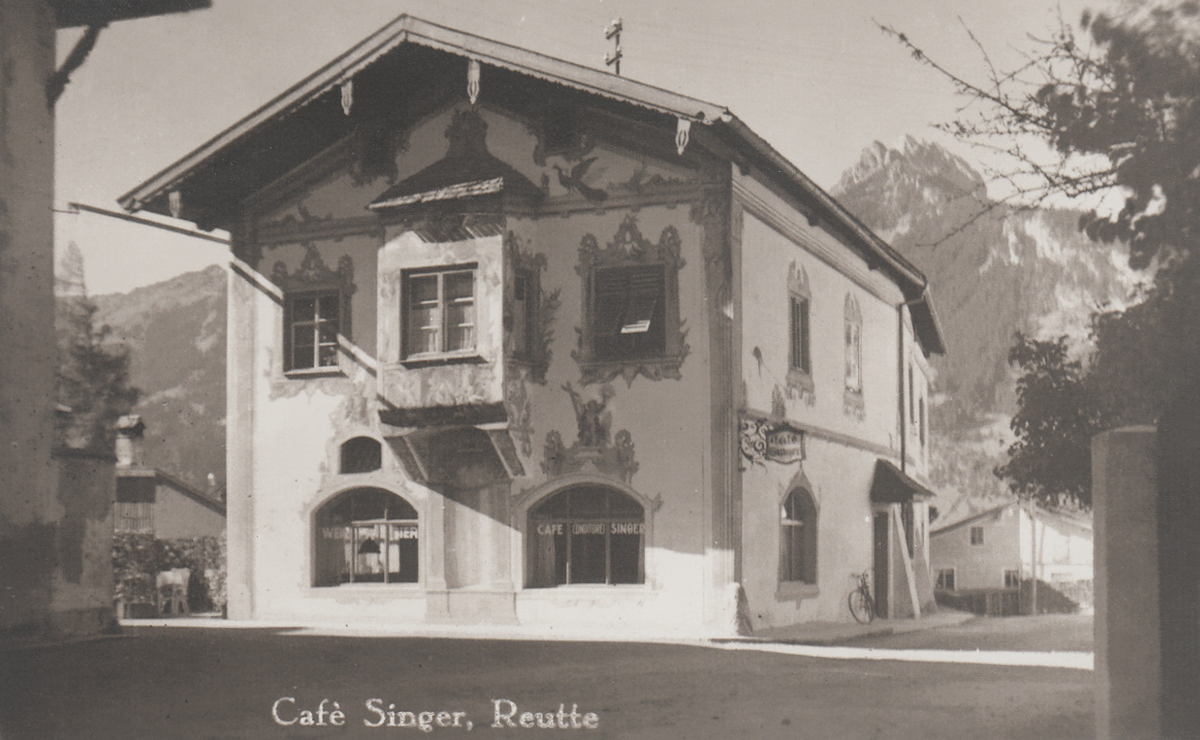 Cafe Singer
