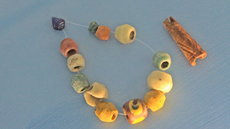 alamannischer Schmuck - Glasperlen und Geweihanhänger (Donarkeule)