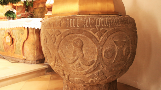 taufstein elbigenalp taufbecken figuren