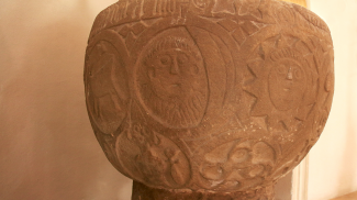 taufstein elbigenalp taufbecken figuren symbole schriftzeichen