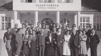 talstation zugspitzbahn zugspitze gruppenfoto